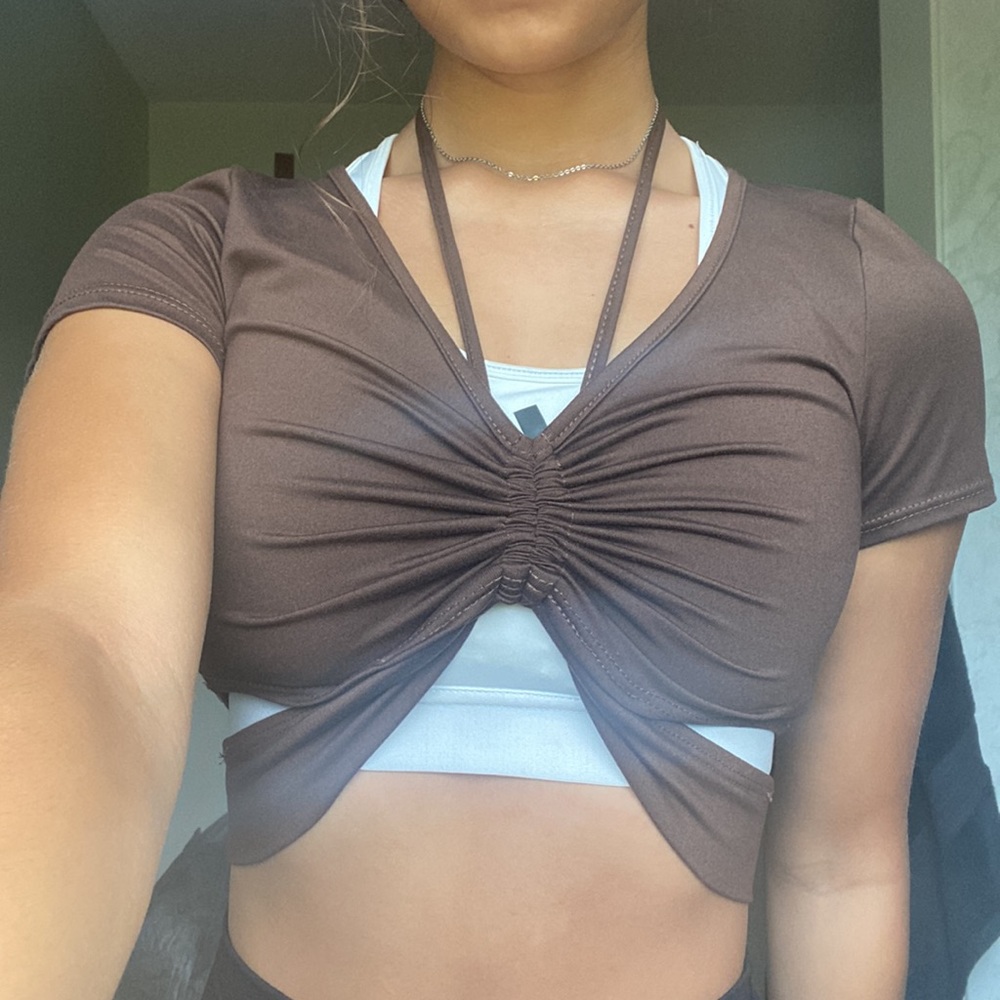 cute peekaboo crop top🤎